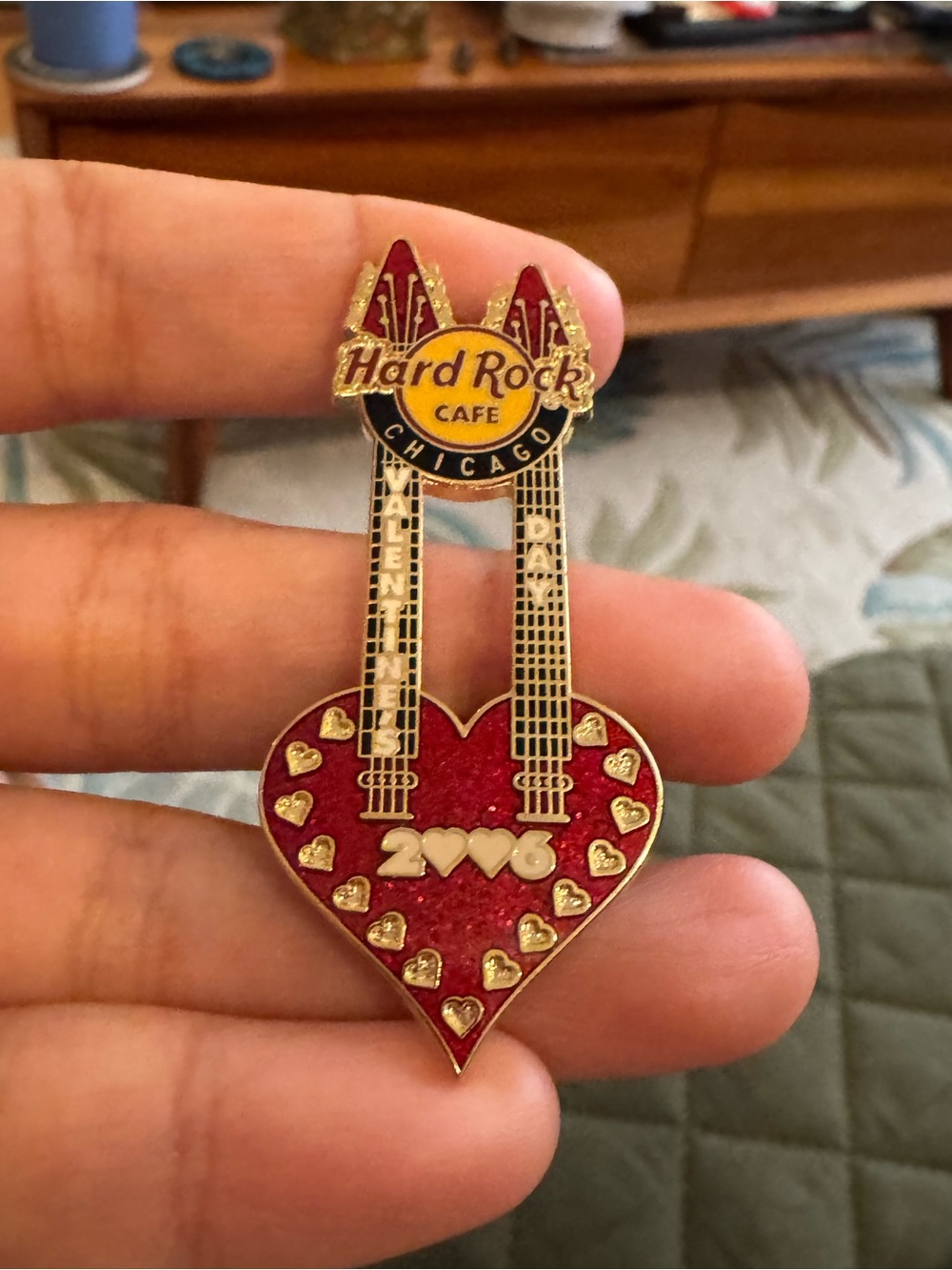 Hard Rock Cafe Valentines Day red and gold Heart Guitar Pin - Chicago 2006 style
